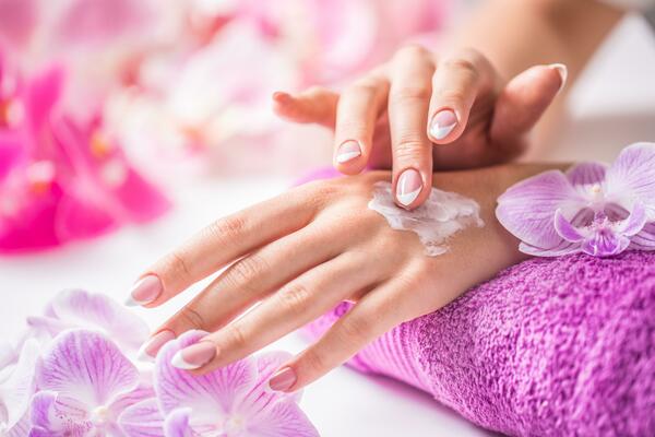 How to Maintain Healthy Nails Between Manicures and Pedicures